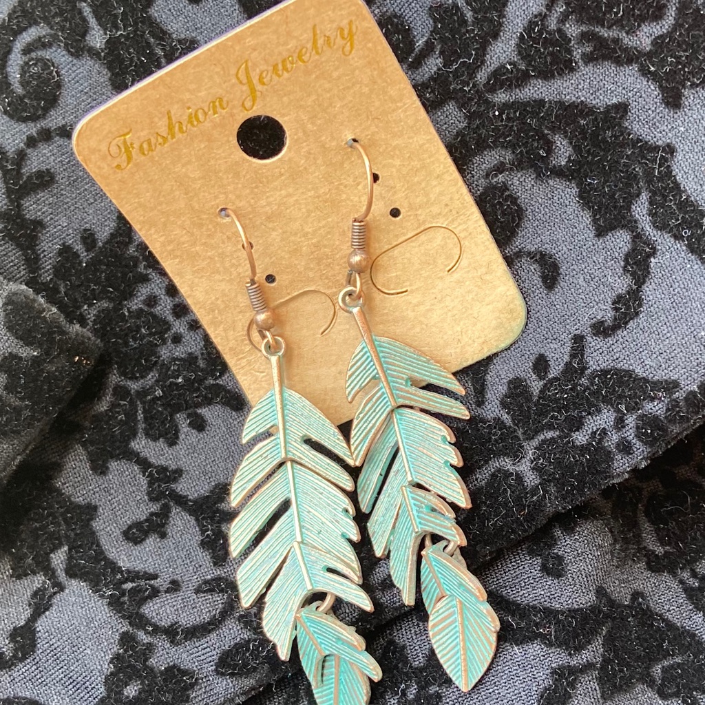A Bundle Of 2 Pairs Of Earrings
